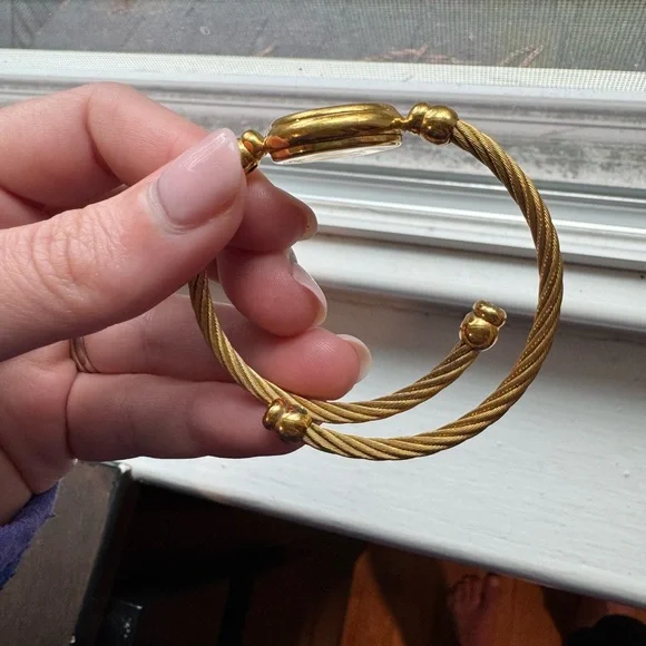 Gucci Bangle Bracelet Watch - Picture 4 of 6